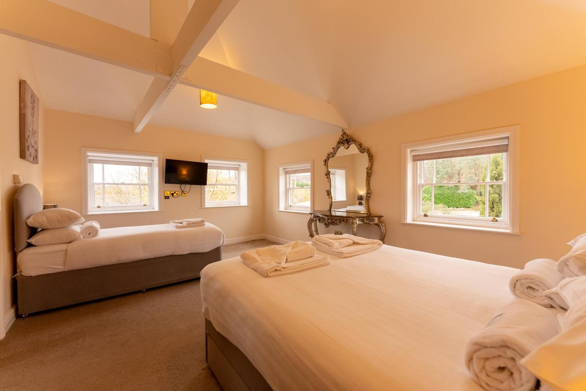 Oakerthorpe Village Farm stay *